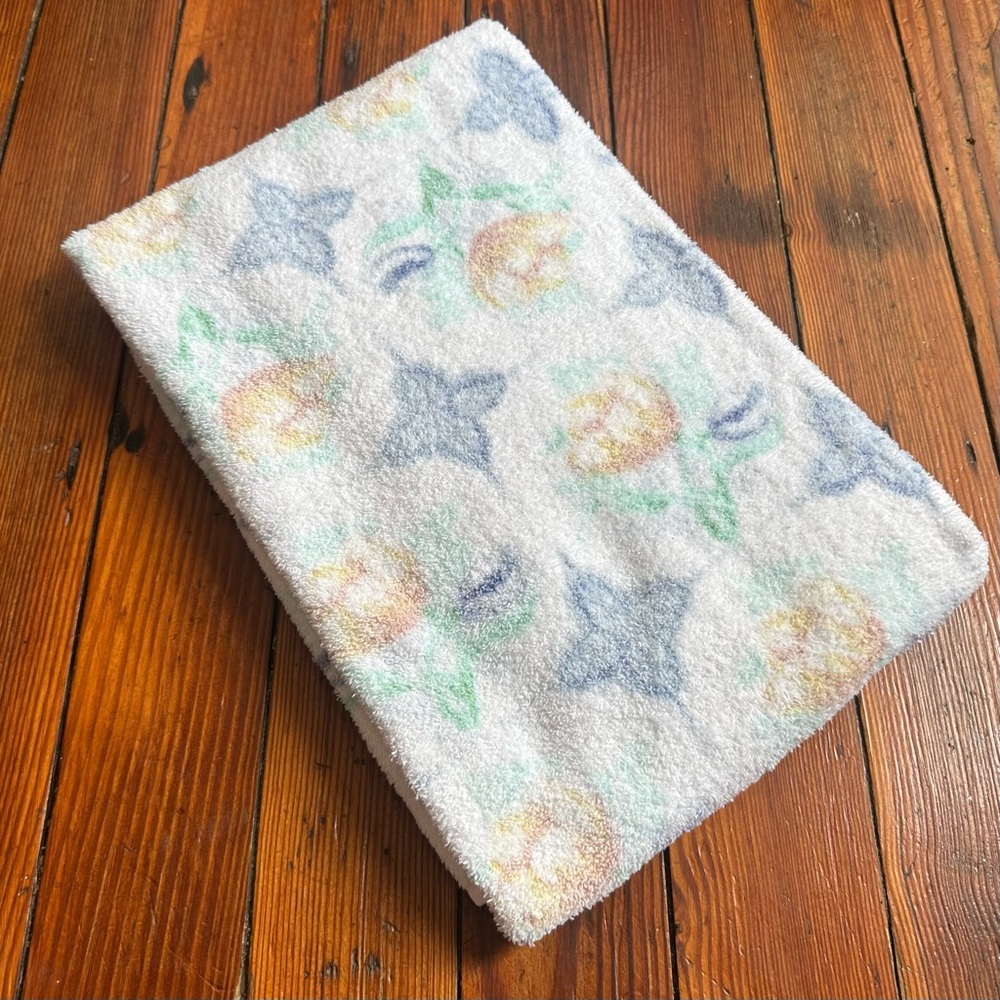 Vintage 80s Dundee geo floral print bath towel